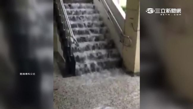 豪雨像用倒的　嘉義高工樓梯變瀑布