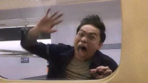 黃鐙輝高鐵伸舌趴窗戶　宛如活屍再現