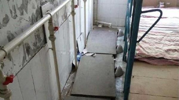 中學廁所變宿舍　床頭對馬桶誰敢睡？