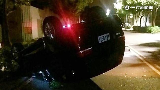 夜歸疲勞駕駛翻車　嫩妹驚嚇過度送醫