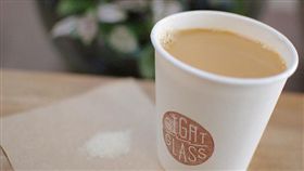 咖啡,紙杯（圖／攝影者jen，Flickr CC License）
https://www.flickr.com/photos/blu_pineappl3/9310624156/in/photolist-fbKobG-JR7mZQ-6tMtV4-9oS7wF-9M8734-5B3EJS-nppRMJ-99i67x-HEjHhv-fSUSrm-9xkxkU-9bWwzJ-4AwUSq-AWy7zC-awck4-duck2F-8LXGQS-61YNMH-HMdWiC-bkLPr1-5BEfkH-nQyRtj-4R6wUa-7VDCD7-aVyxet-pUe8tv-6u1Ecd-pEBhP7-dTwWMn-7exuvm-bkLNYQ-ckdSUd-fubNUf-9yLPHy-7AFRjz-6X1Uyx-c5TR8f-bo5Rvd-g5NtaG-bEj7ik-rXvKY4-fd9QXA-7Rfr4C-bjSt5q-bxMuXr-bskwiv-9jPULe-8dAZ4A-7ECkLA-e8LGSa