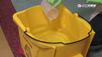 倒半瓶漂白水洗廁　婦吸入傷肺險喪命