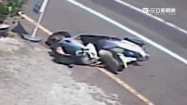 機車倒了懷疑被撞　監視器一看是風吹