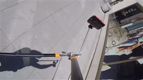 自拍棒被剪刀剪斷（圖／翻攝自YouTube）