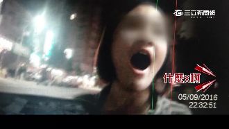 闖紅燈又無照　違規女街頭暴走嗆警