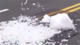 馬路「射出白白的東西」（圖／爆料公社）