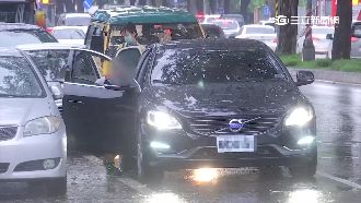 接送區如虛設！家長接送違停霸佔車道