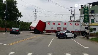 苗栗聯結車輪胎「軟腳」貨櫃側翻擋道