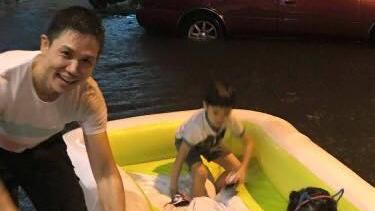 影／高雄淹水　李昆霖帶小孩上街划船