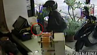 鴛鴦賊假借買飲料　趁機抱走捐款箱