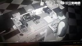 凸肚男子深夜闖進PS國際髮廊行竊未得一物即離去（翻攝畫面）