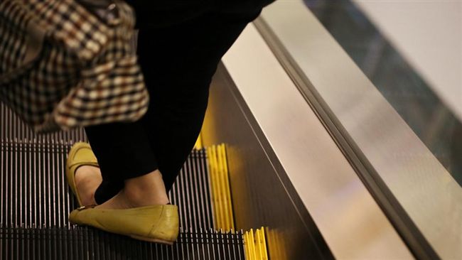 手扶梯吃裙大喊求救　無人反應超心寒