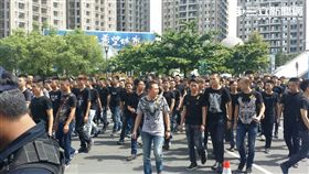 角頭「空保」劉保生公祭會場出現3千名黑衣人送別（翻攝畫面）