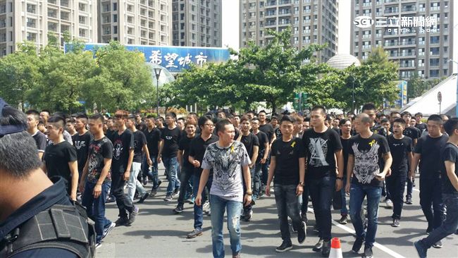 角頭「空保」出殯　3千名黑衣人送別