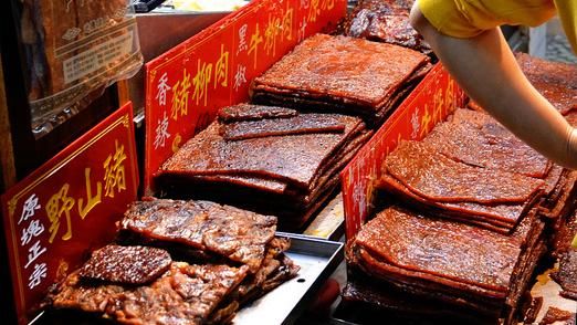 錯拿裝肉乾手提袋　他開一包吃賠慘了