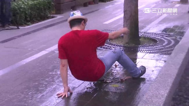 水幕造景濺地板　濕滑害民眾摔傷