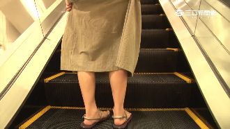 女搭手扶梯險被捲　竟是寬褲惹的禍