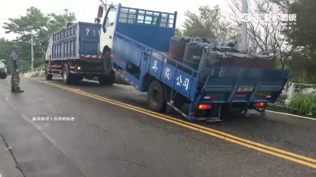 過橋爬坡　貨車「翹孤輪」大跳波浪舞
