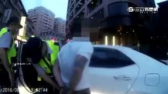 併排遭攔心虛撞警車　通緝犯被逮GG