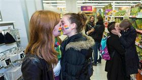 LGBT,同性戀,多元成家（圖／翻攝自The Big Gay Kiss In: Sainsburys Hackney 臉書活動頁）
https://www.facebook.com/events/1080435528670759/