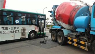 公車擦撞水泥車　13乘客摔傷送醫