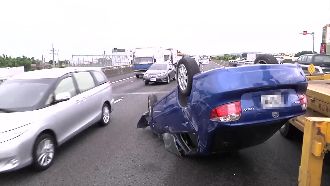 轎車擦撞護欄翻車　竟爬出4長腿正妹
