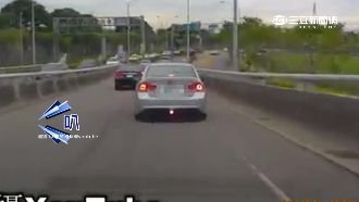 硬插隊險相撞　2車上演「玩命關頭」