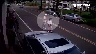 小狗狂吠夫妻　遭登山杖痛打2分鐘