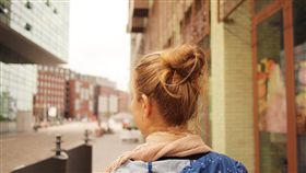 女人,女孩,背影,包包頭,遠望,旅行,城市,單身,外國,背包客（圖／Pixabay）