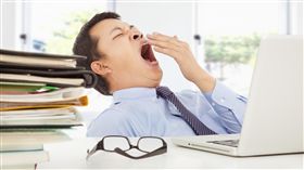 上班、打哈欠/shutterstock