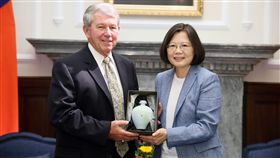 總統蔡英文今（8）日上午接見半導體產業協會董監事及國內外半導體企業高層 總統府提供