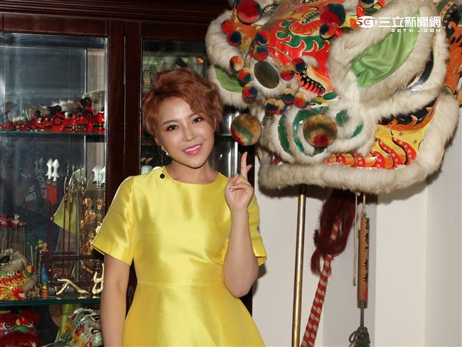 大陸「廣場舞天后」崔子格來台搶灘，推《最好的自己》專輯，新疆出生、北京長大，有蒙古血統的崔子格，首次來台，樣樣新鮮
。（記者邱榮吉/攝影）
