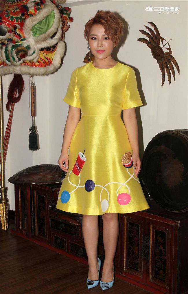 大陸「廣場舞天后」崔子格來台搶灘，推《最好的自己》專輯，新疆出生、北京長大，有蒙古血統的崔子格，首次來台，樣樣新鮮
。（記者邱榮吉/攝影）
