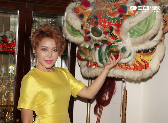 大陸「廣場舞天后」崔子格來台搶灘，推《最好的自己》專輯，新疆出生、北京長大，有蒙古血統的崔子格，首次來台，樣樣新鮮
。（記者邱榮吉/攝影）
