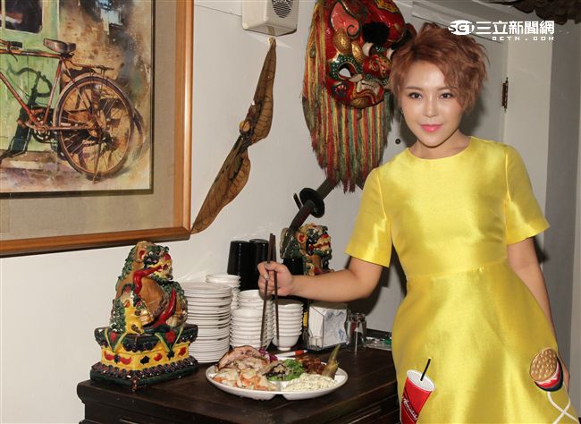 大陸「廣場舞天后」崔子格來台搶灘，推《最好的自己》專輯，新疆出生、北京長大，有蒙古血統的崔子格，首次來台，樣樣新鮮
。（記者邱榮吉/攝影）
