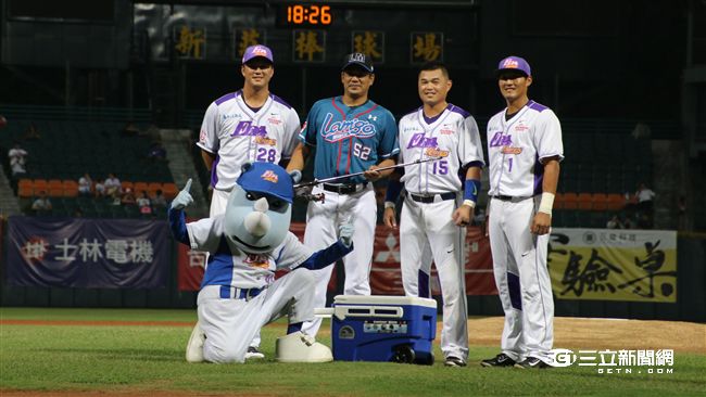 圖／陳金鋒告別新莊　義大球員送釣具