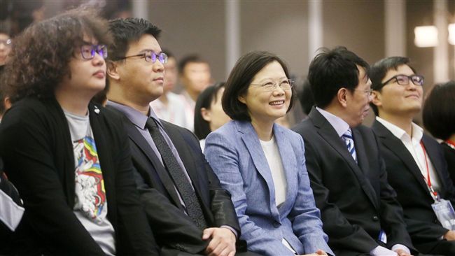 蔡英文挺電競！為LOL出征隊伍打氣