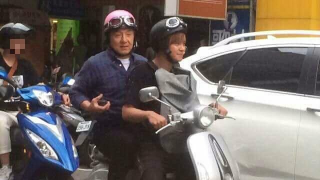 最神機車雙載！捕獲野生小豬和成龍