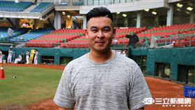 旅美陳品學現身新莊棒球場（圖／記者王怡翔攝）