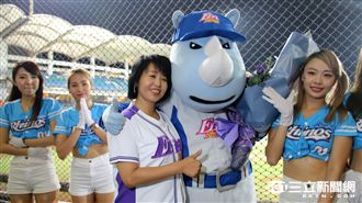 球迷爭睹告別秀　大義和啦啦隊哭了