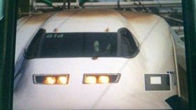 東海新幹線駕駛翹腳。(圖/取自推特)-https://twitter.com/search?q=%E6%9D%B1%E6%B5%B7%E9%81%93%E6%96%B0%E5%B9%B9%E7%B7%9A%E3%81%AE%E9%81%8B%E8%BB%A2%E5%A3%AB&src=typd&lang=zh-tw