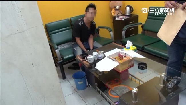 男在外暴力討債　被逮當眾求老婆原諒