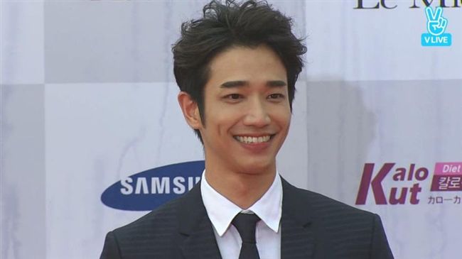 劉以豪飛韓當亞洲明星　還和大尉合影