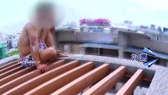 懸空鐵條斷了　員警救醉漢險墜樓