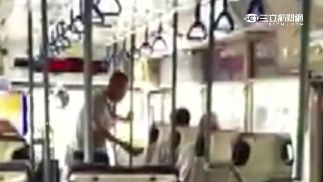要錢要到公車上　「乞討伯」緊黏乘客