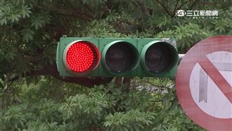 轎車疑闖紅燈　先撞2車再掃待轉機車