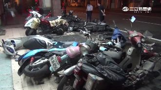 司機恍神　機車、電桿、招牌連環撞