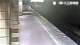 楊女跳下月台背對列車站立遭追撞身亡（翻攝畫面）