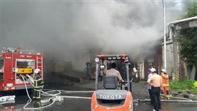 中興紡織公司楊梅化纖廠9日下午傳出火警，由於廠內堆積大批易燃物品，火勢一發不可收拾。（桃園消防局提供）
中央社記者邱俊欽桃園傳真 105年9月9日