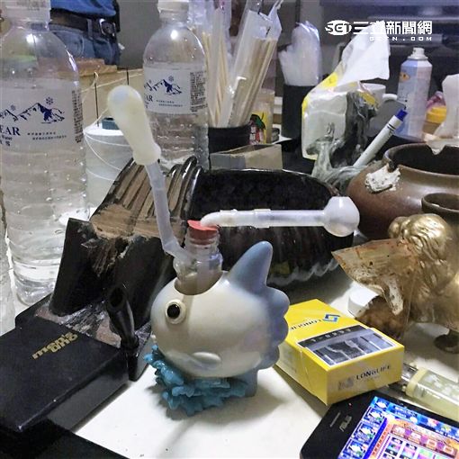 陳嫌在家大開毒趴遭警查獲暴鯉王吸食器(翻攝畫面)